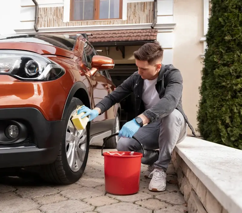 Lavage auto à domicile Échillais : professionnel intervenant sur un véhicule